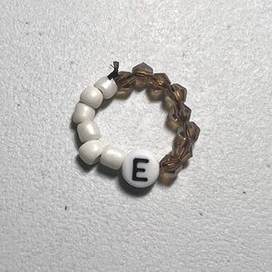 "E" LETTER CRYSTAL BEADED RING, ONE SIZE, WHITE/BROWN